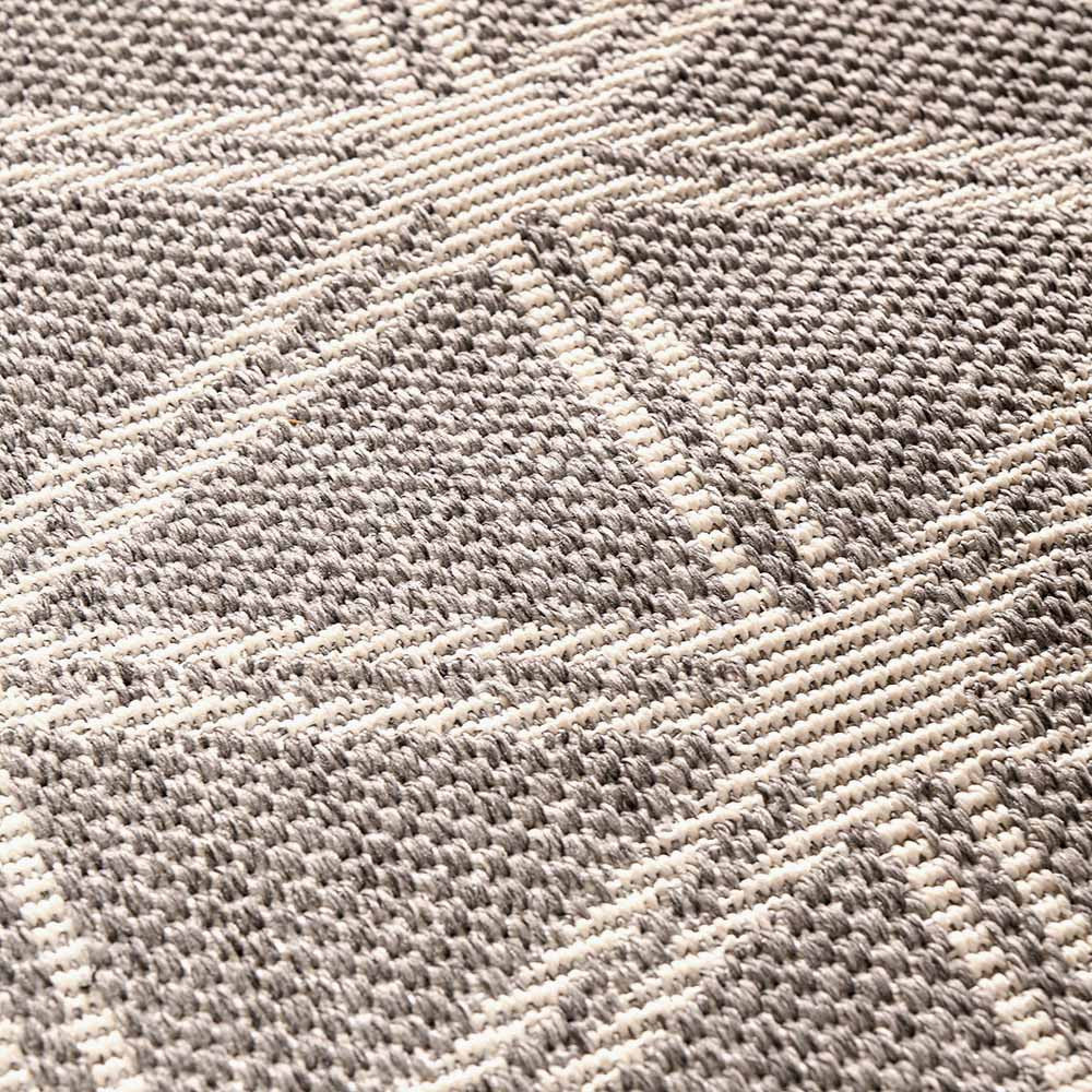 Indoor Outdoor Silver and White Geometric Design Rug